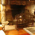 La Maison Sur La Colline לינה וארוחת בוקר 3*